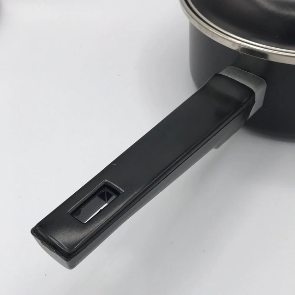 Small nonstick black saucepan with lid - Picture 2 of 7
